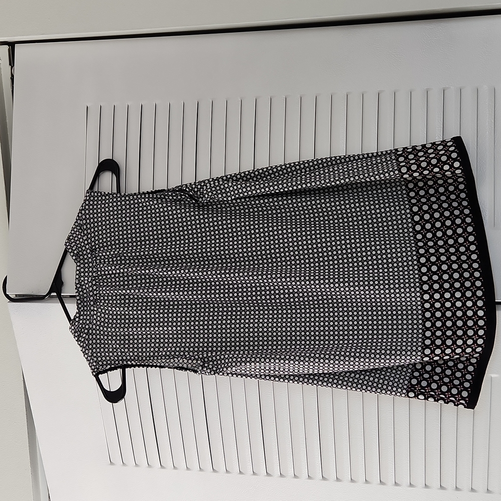 Sleeveless top black and white with red. - Picture 3 of 4